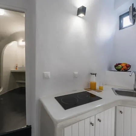 Santorini Traditional Cute W Private Hot Tub Апартаменты